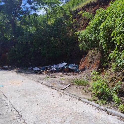 Caminhões seguem despejando lixo e entulho na Rua Nossa Senhora de Sion, no Caetitu