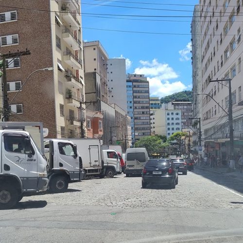 Privatização da Rua? Uso indevido do espaço público gera indignação em Petrópolis