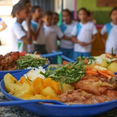 Secretaria de Educação adquiriu quase 100 toneladas de  proteínas, hortifrutigranjeiros e produtos não perecíveis, com um investimento total superior a R$ 1 milhão, para a alimentação dos estudantes.