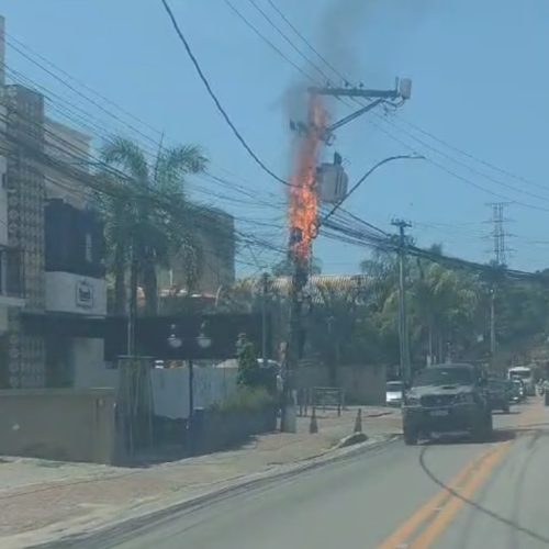 Incêndio em poste com transformador em Itaipava expõe falhas no serviço da ENEL