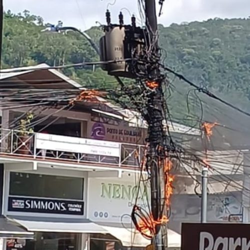 ncêndio em poste com transformador em Itaipava comprova precariedade do serviço da ENEL. 2